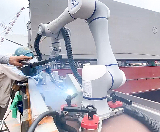 、焊接機(jī)器人：制造業(yè)智能升級(jí)的“鐵臂巧手”