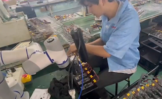 電子零部件涂膠場景