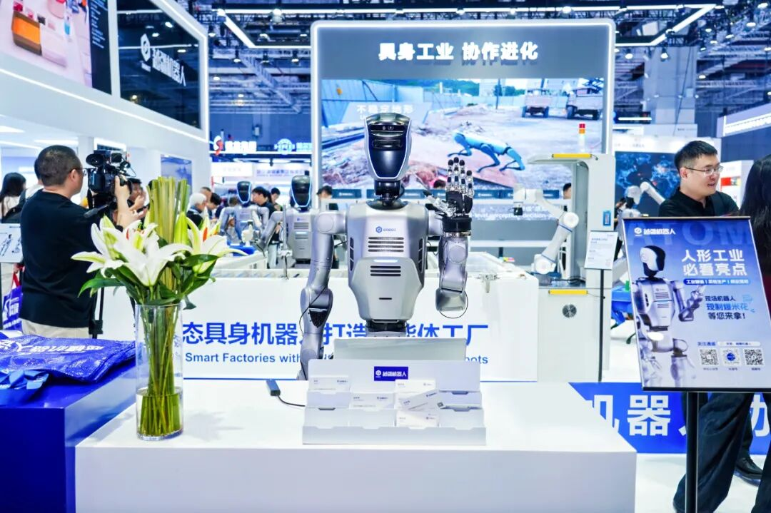 智能協作機器人,越疆協作機器人,智能協作機器人,協作機器人應用,越疆機器人,具身智能,人形機器人,Atom,焊接機器人,越疆焊接機器人-2025工博會“智”高點 | 越疆多形態具身機器人打造智能體工廠，與全球伙伴共啟產業智能新程