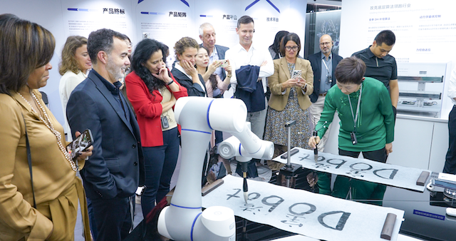 寶潔赴越疆機(jī)器人參觀交流