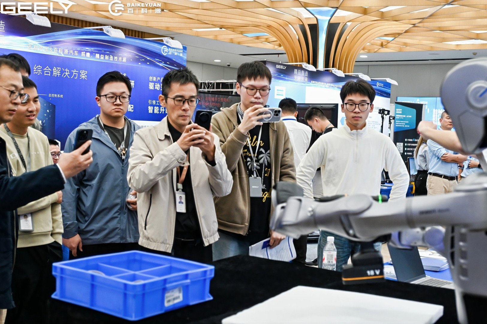 、越疆機器人亮相吉利汽車技術展，具身智能機器人賦能汽車高效柔性智造