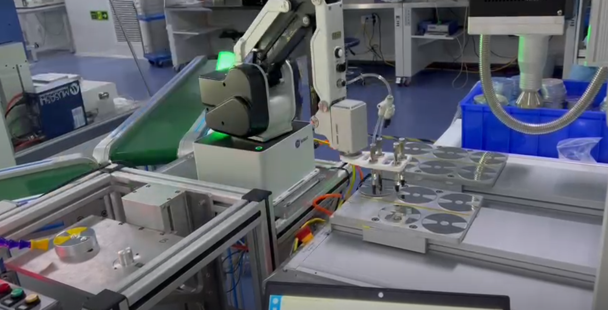 越疆,越疆科技,越疆機器人,越疆MG400,DOBOT?MG400,桌面機器人MG400,工業級桌面四軸協作機器人,四軸機器人品牌、投影儀鋁片清洗上下料